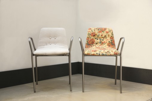 Pièce(s) unique(s). Création d'assise à partir de chaises de bureau en plastique par Marie Cocquerelle - On Est Bien Assis Là